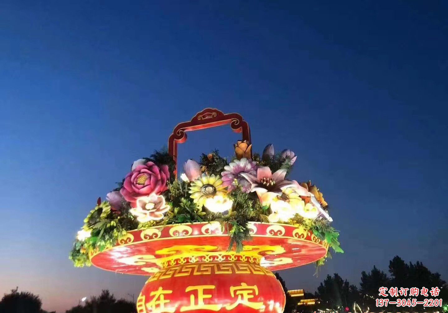 菏泽玻璃钢花篮景观雕塑让美景永恒