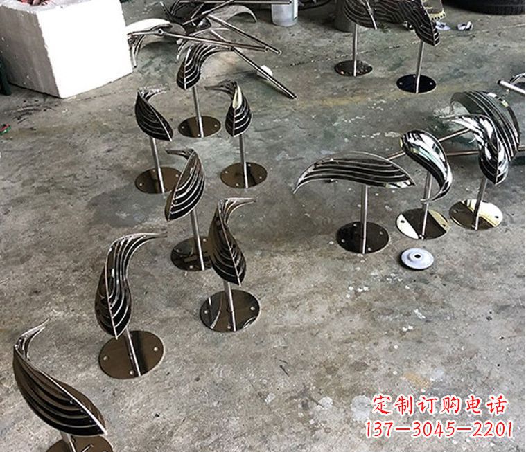 菏泽不锈钢抽象动物小鱼雕塑