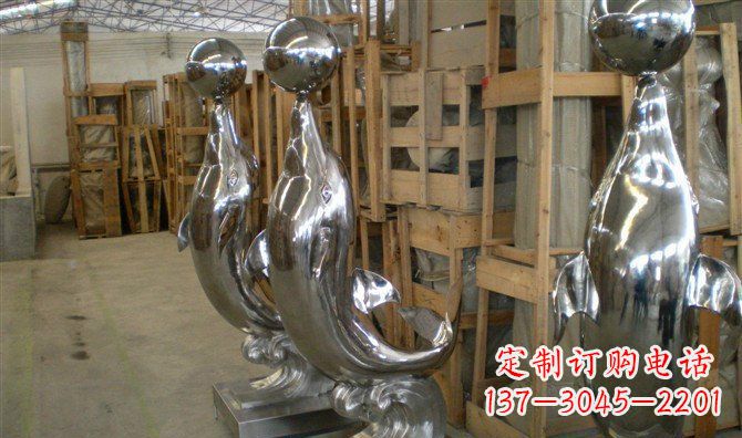 菏泽不锈钢顶球海豚雕塑融合精美艺术与实用功能