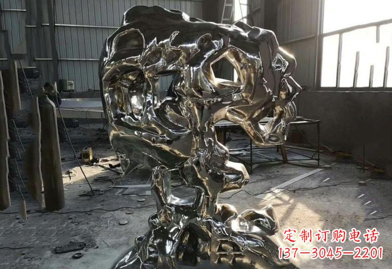 菏泽太湖石雕塑不锈钢公园的镜面之美