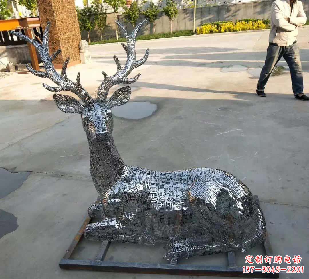 菏泽梅花鹿雕塑点缀不锈钢广场星空