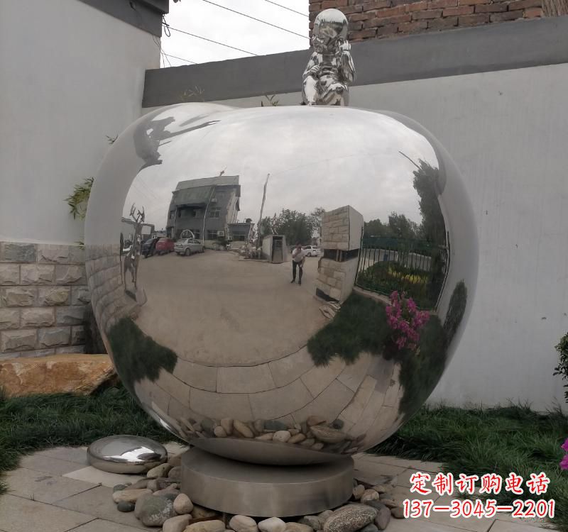 菏泽不锈钢金色苹果雕塑古典与现代的结合