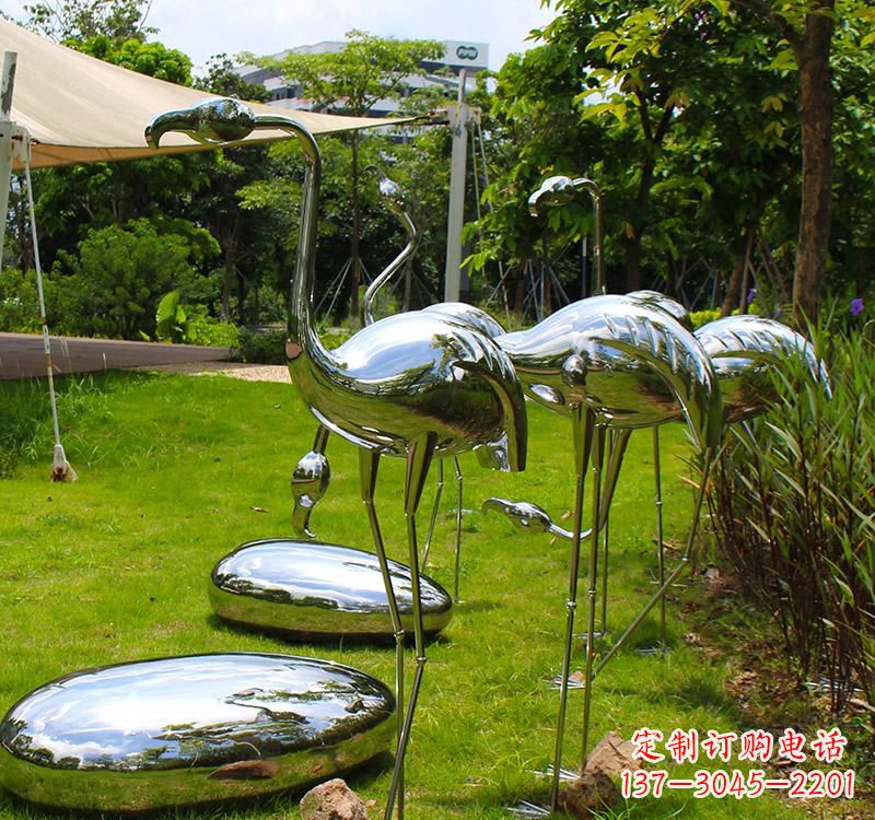 菏泽不锈钢镜面火烈鸟雕塑精美外形、多彩光泽