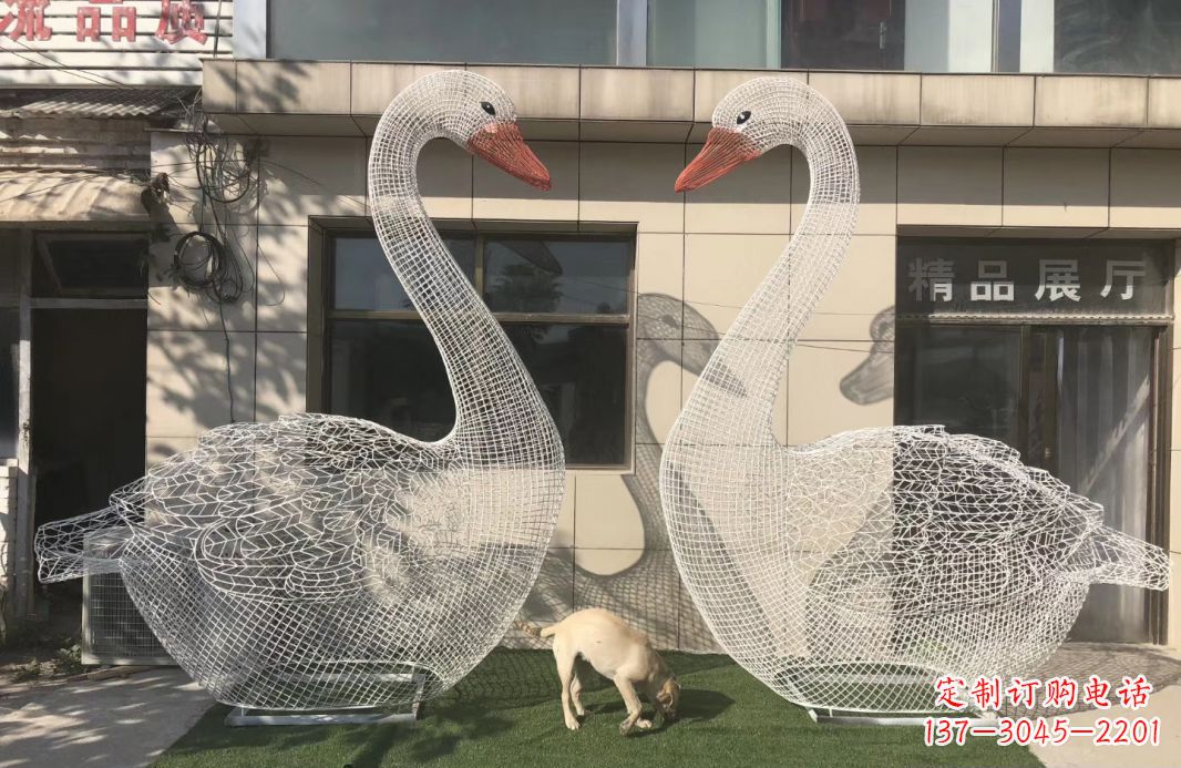 菏泽不锈钢镂空天鹅雕塑给室外增添美感