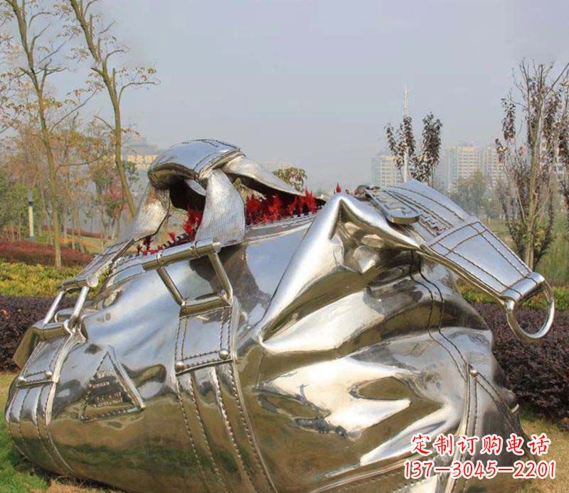 菏泽精美不锈钢手提包雕塑