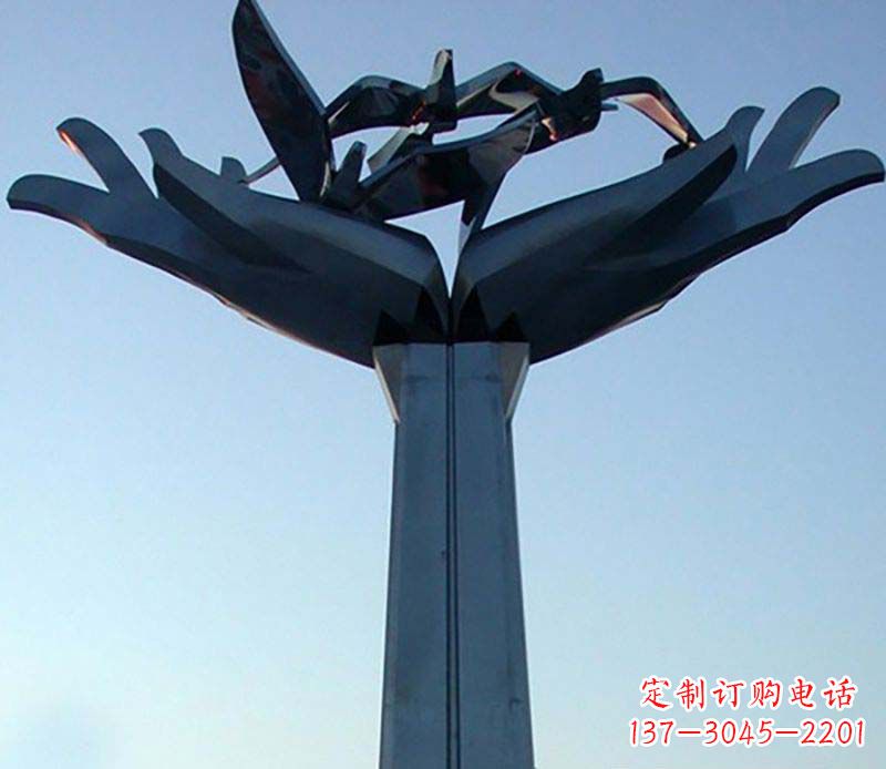 菏泽不锈钢手托鸽子雕塑象征着和平与爱