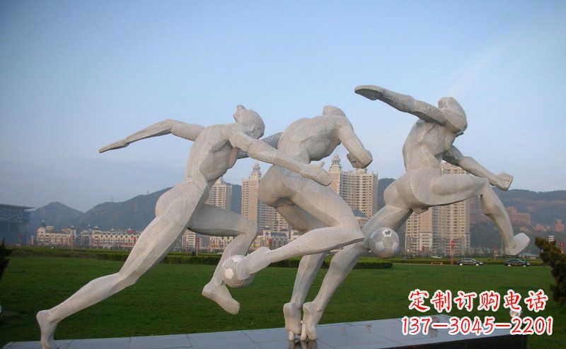 菏泽不锈钢踢足球的人物公园景观雕塑