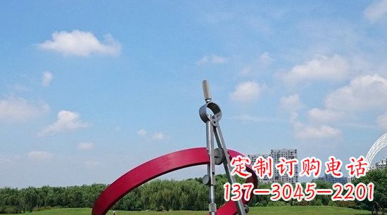 菏泽不锈钢圆规雕塑环绕着美景