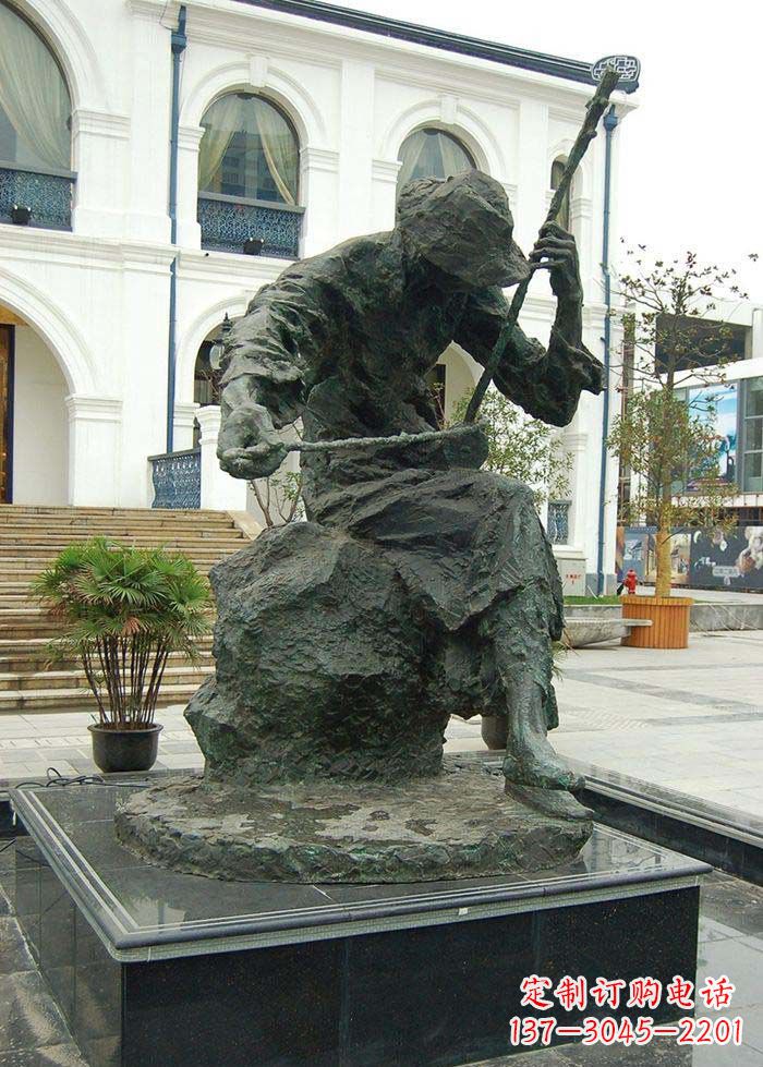 菏泽步行街拉二胡的人物景观铜雕
