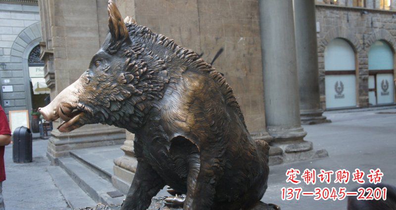 菏泽野猪雕塑给步行街带来美丽风景