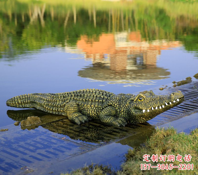 菏泽池塘水池仿真大鳄鱼雕塑玻璃钢园林水景草丛动物摆件