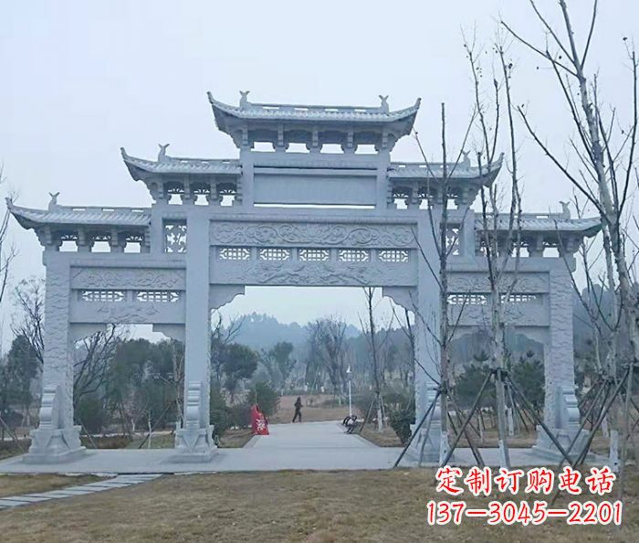 菏泽村口三门石雕牌楼古朴华丽
