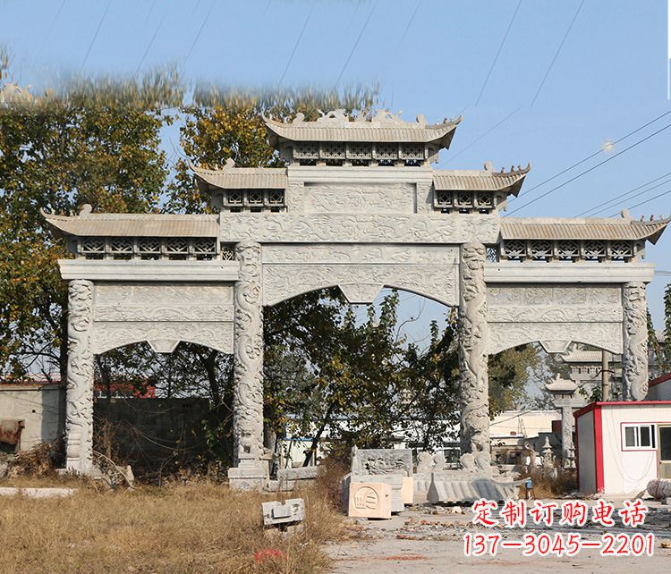 菏泽村镇门口的石雕牌坊展现精湛工艺