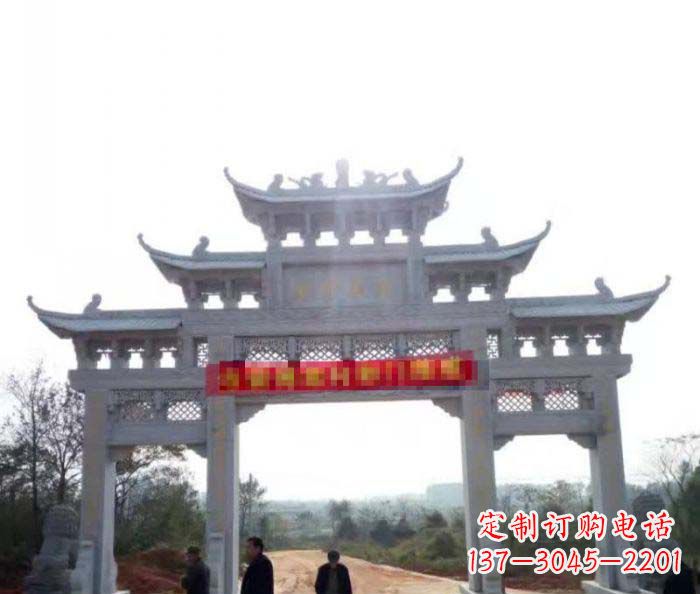 菏泽三门石雕牌楼古老而精美的雕塑