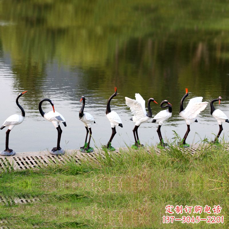 菏泽仿真仙鹤玻璃钢水景雕塑摆件-公园水池水塘琥珀动物雕塑