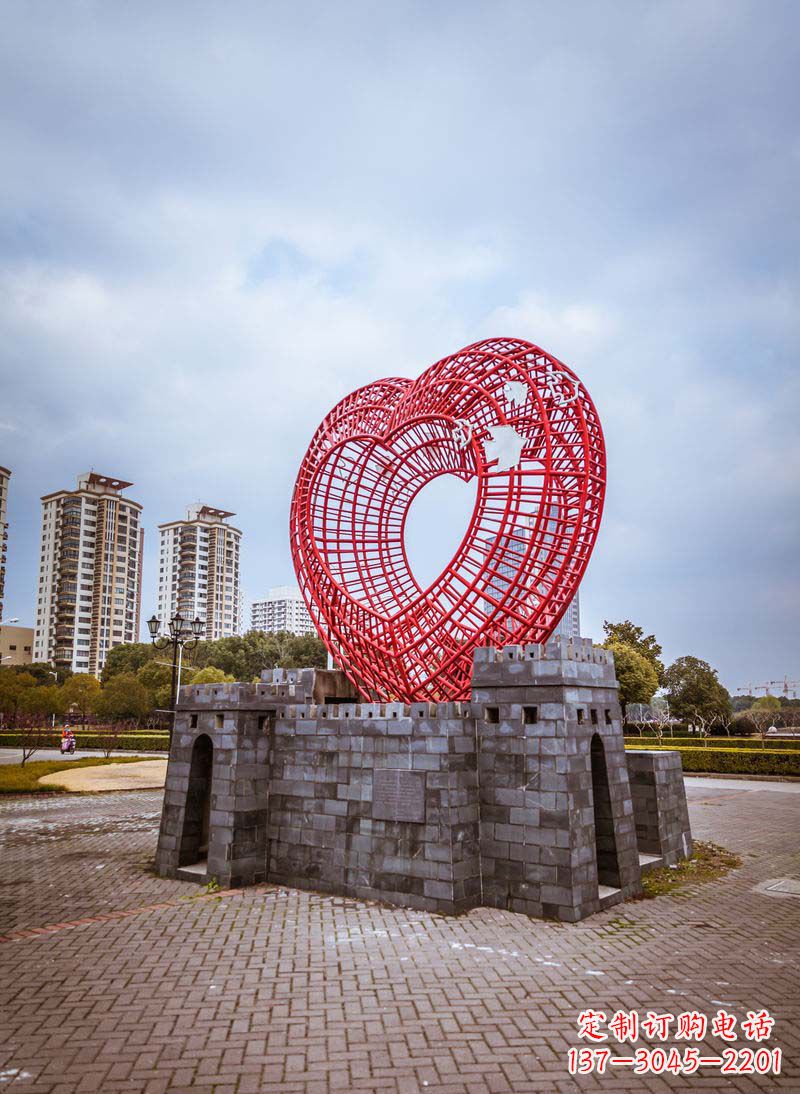 菏泽拥抱和平的心以心型和平鸽雕塑传递心意