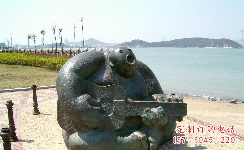 菏泽音乐驻足，公园弹吉他铜雕