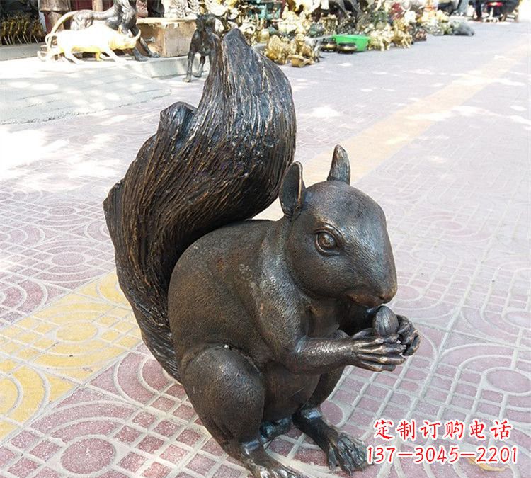 菏泽公园铜雕松鼠