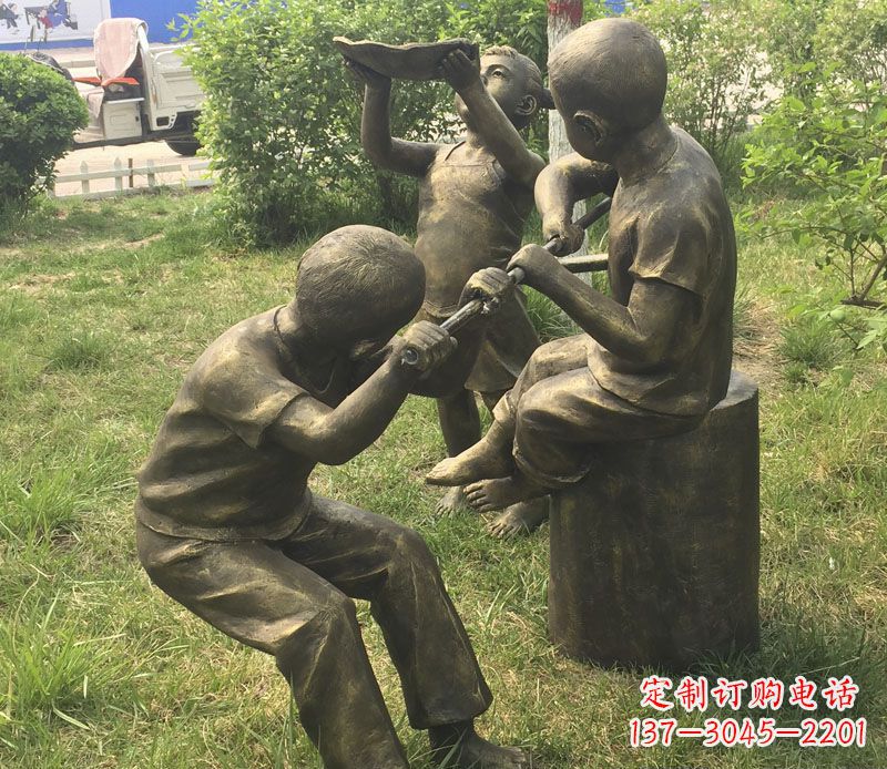 菏泽公园玩水的儿童铜雕
