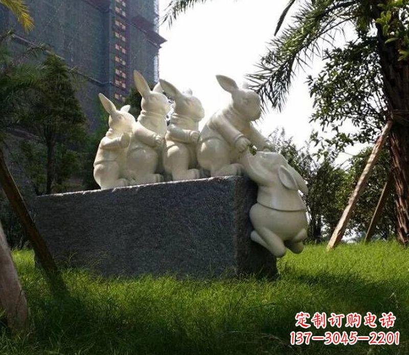 菏泽公园小品小兔子石雕