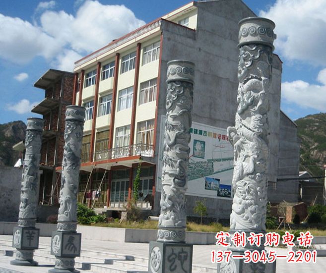 菏泽以龙柱为原型的十二生肖石雕
