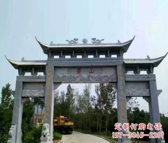 菏泽景区三门石雕牌楼,是一种典型的古典建筑风…
