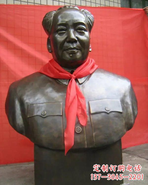菏泽毛主席铜雕像，见证历史的瞬间