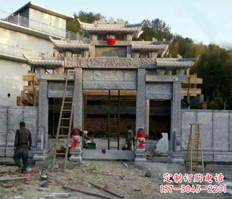 菏泽三门仿古石雕牌坊打造质感升级的精致建筑