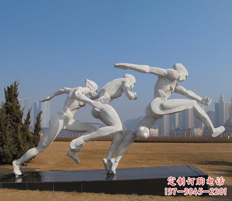 菏泽踢足球不锈钢运动雕塑