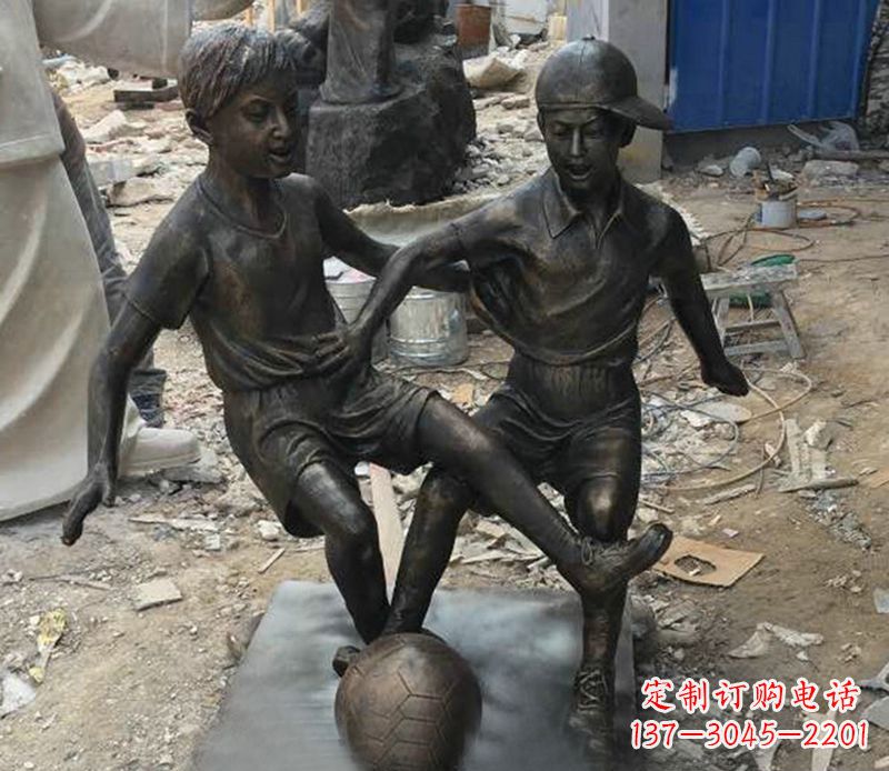 菏泽踢足球公园人物铜雕