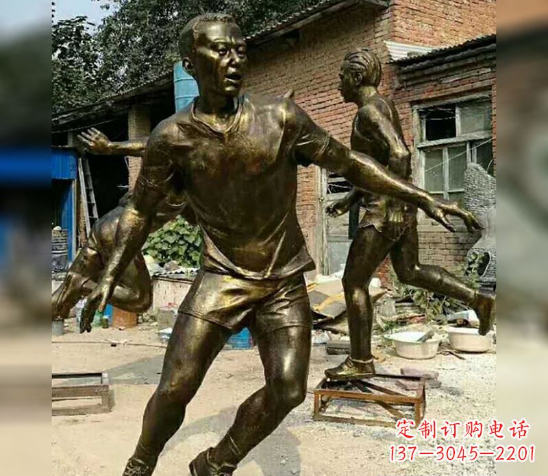 菏泽踢足球广场人物铜雕