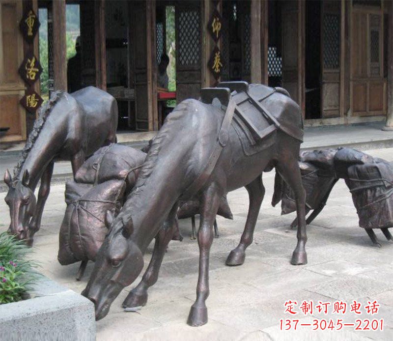菏泽拖行李的马动物铜雕