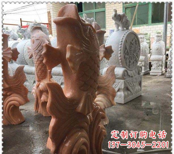菏泽晚霞红喷水鲤鱼公园石雕