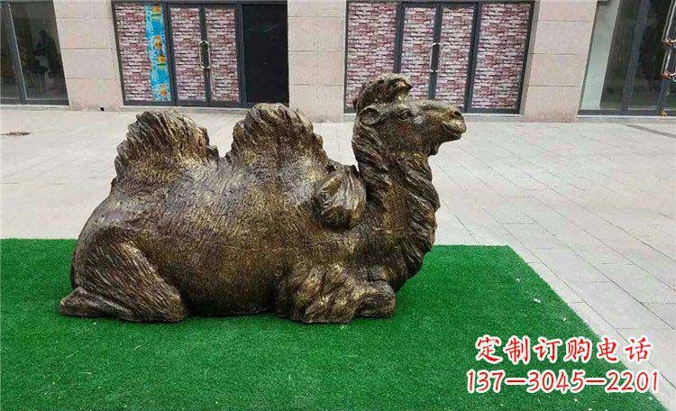 菏泽卧着的骆驼动物铜雕