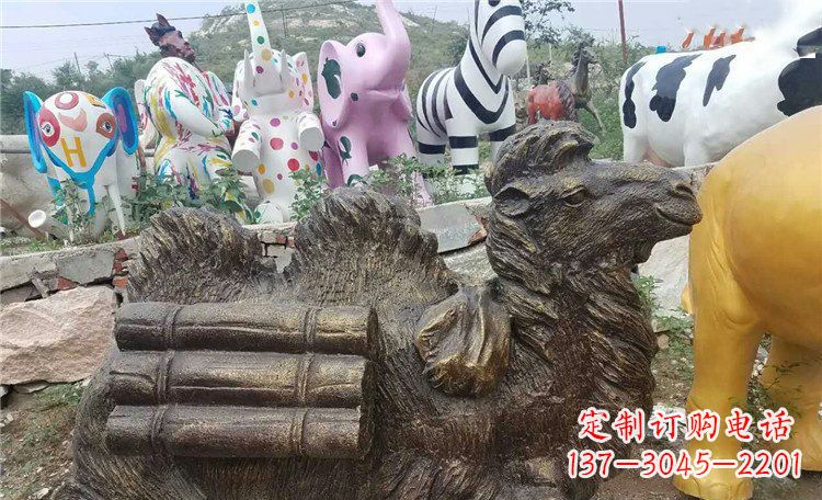 菏泽卧着的骆驼动物铜雕 (2)