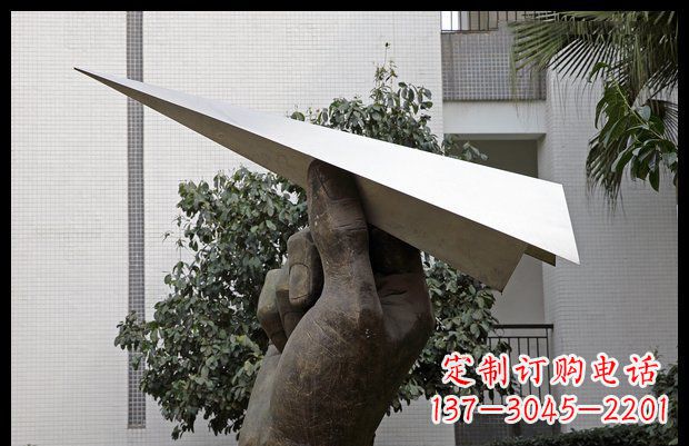 菏泽小区不锈钢手拿纸飞机雕塑