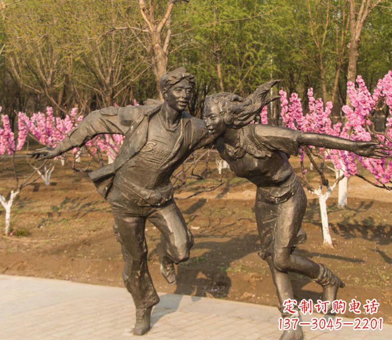 菏泽游玩的情侣铜雕