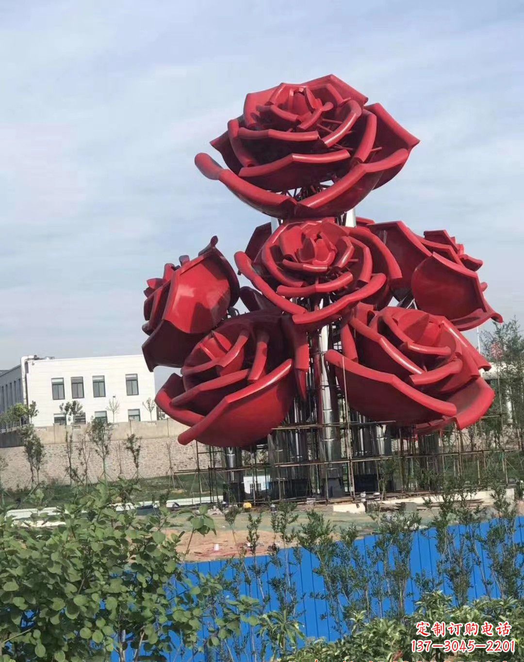 菏泽玫瑰花雕塑-广场创意不锈钢红色玫瑰花雕塑